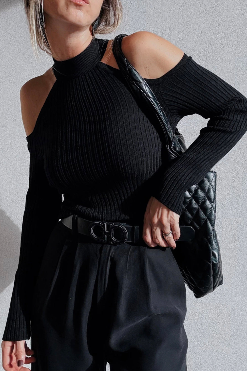 Pull noir à épaules dénudées, pour FEMMES