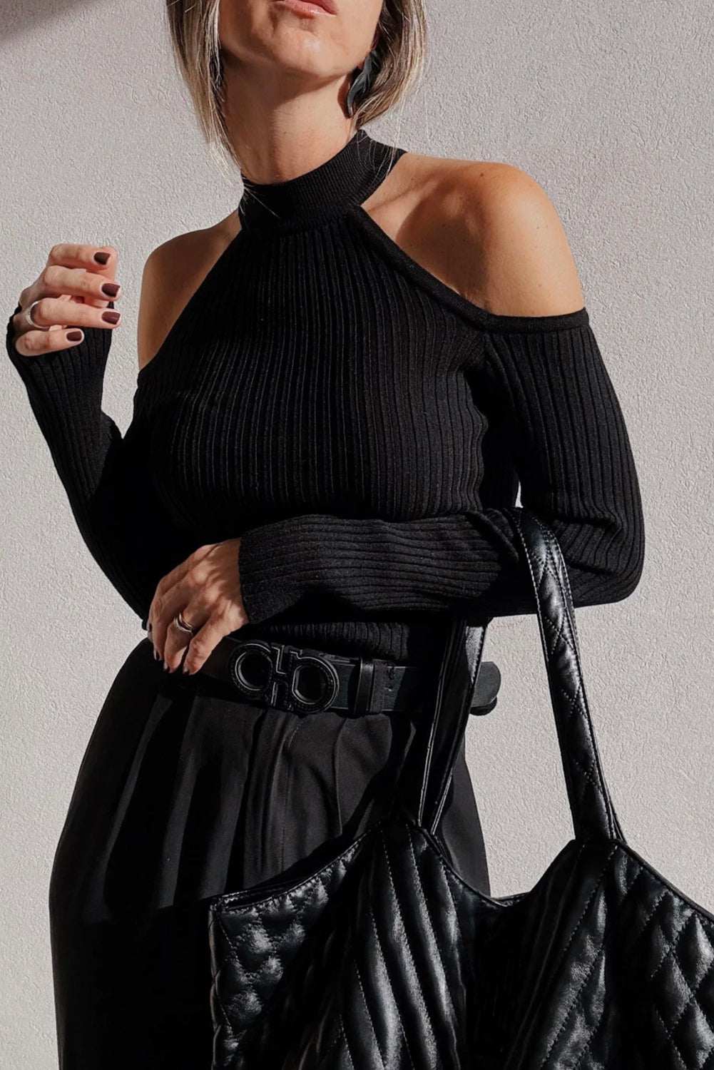 Pull noir à épaules dénudées, pour FEMMES