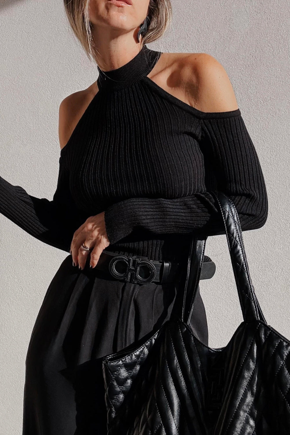 Pull noir à épaules dénudées, pour FEMMES