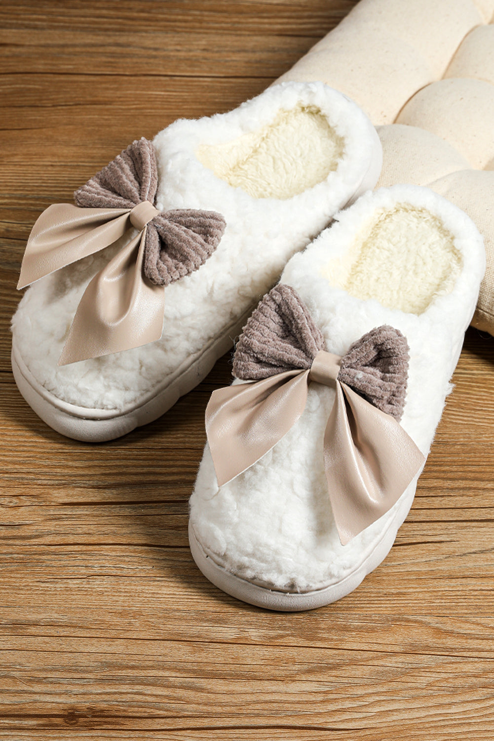 Pantoufles blanches à noeud de papillon | Pour FEMMES