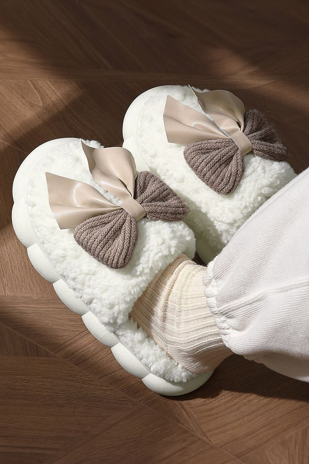 Pantoufles blanches à noeud de papillon | Pour FEMMES